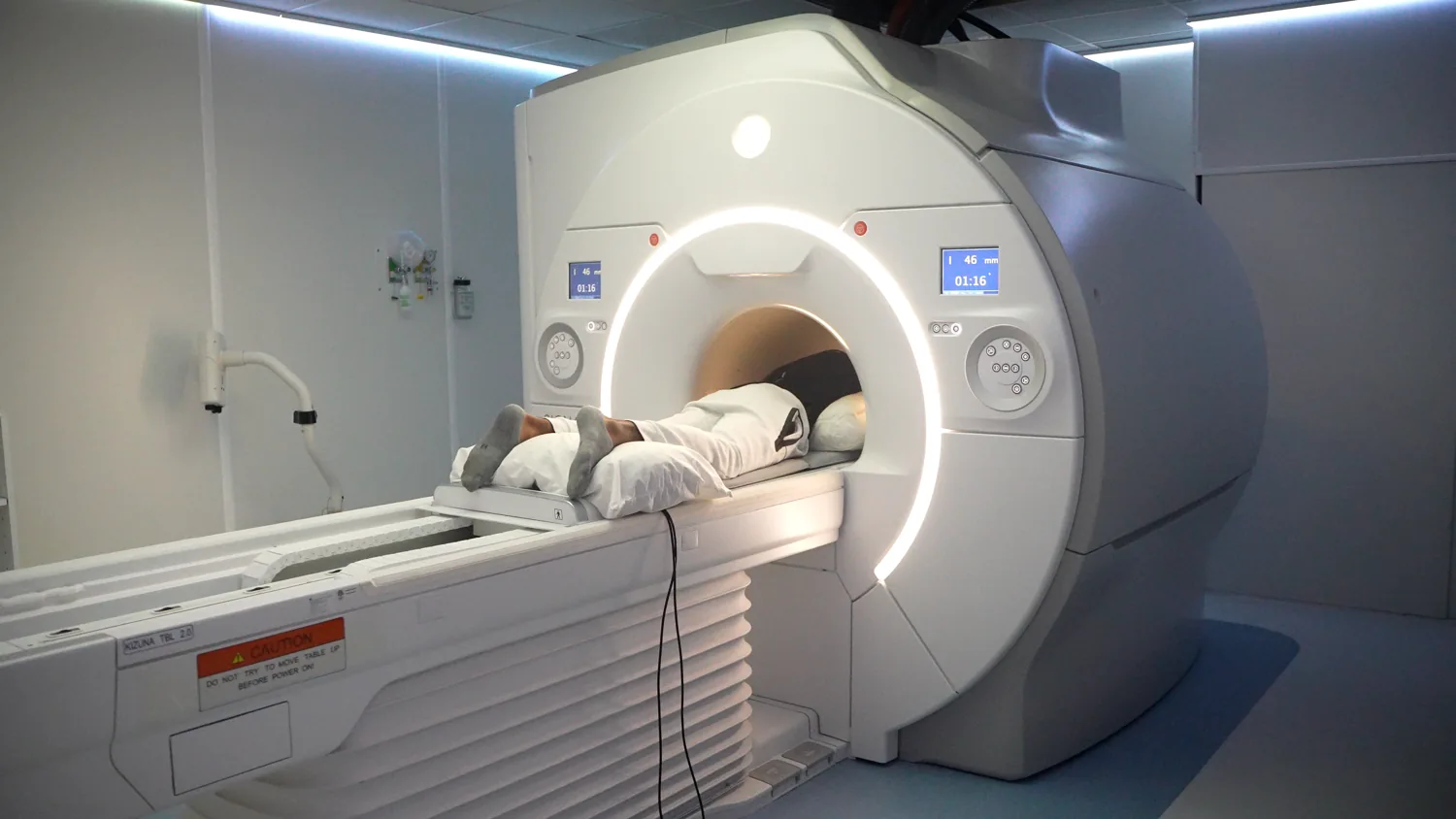 Resonador y mesa de exploración durante un estudio en MRI Tijuana